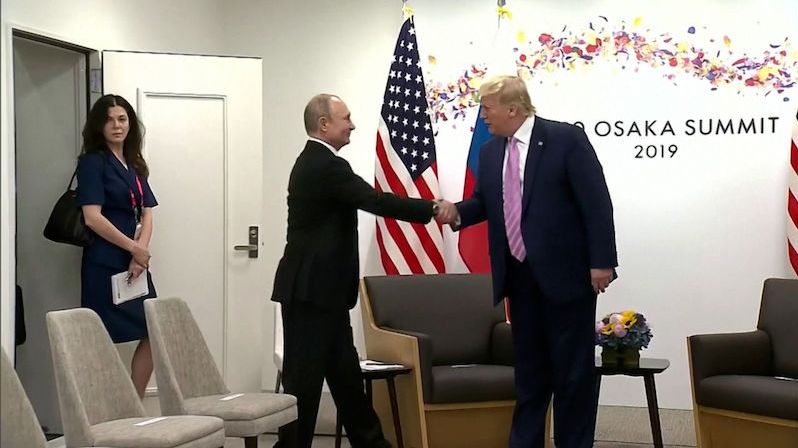 Trumpa sváděla Putinova nastrčená tlumočnice, tvrdí bývalá mluvčí Bílého domu